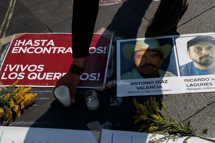 Activistas y familiares de los defensores de derechos humanos, Ricardo Lagunes y Antonio Díaz, protestaron hoy, frente a Palacio Nacional, en la Ciudad de México.