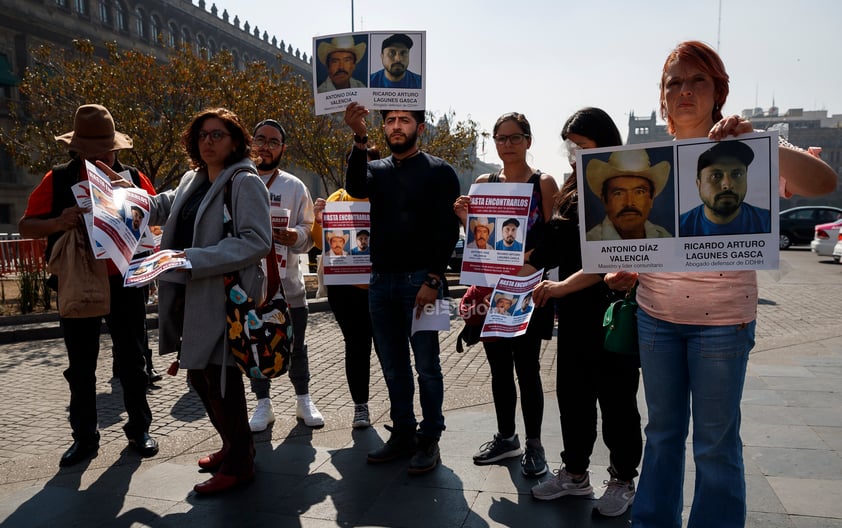 Activistas y familiares de los defensores de derechos humanos, Ricardo Lagunes y Antonio Díaz, protestaron hoy, frente a Palacio Nacional, en la Ciudad de México.