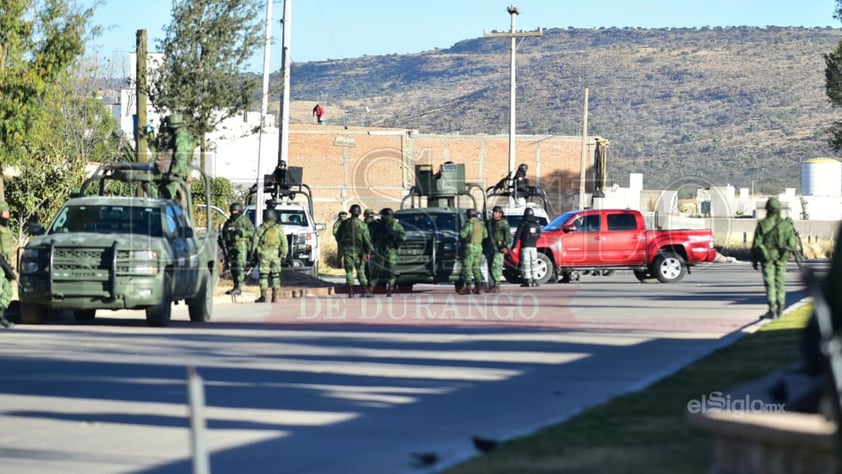 “Se veían que pasaban soldados a pie, camiones y vehículos del Ejército pero no sabíamos a dónde se dirigían. Cerramos puertas esperando que no nos pasara nada, nos reunimos en un cuarto porque supusimos que estaban buscando a alguien en la zona y podría meterse a cualquier casa”, cuentan de manera anónima algunos vecinos.