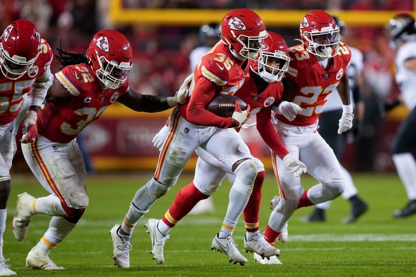 Los Kansas City Chiefs volaron este sábado a la final de la Conferencia Americana (AFC) de la NFL por quinto año consecutivo, tras imponerse por 27-20 a los Jacksonville Jaguars.