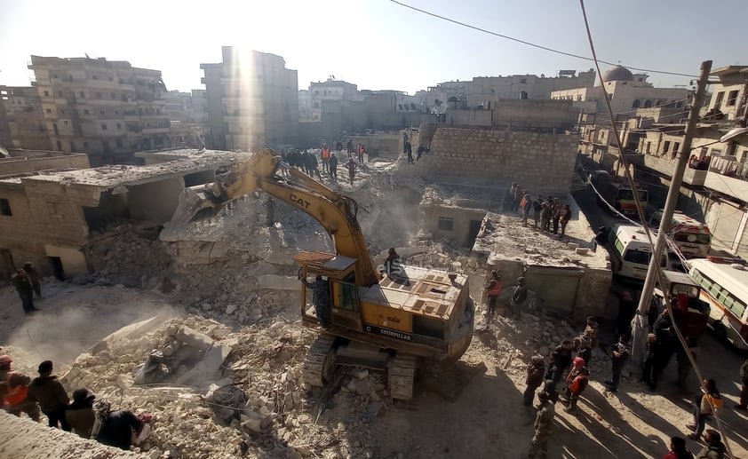 Un total de 18 personas, entre ellas nueve niños, murieron hoy tras derrumbarse un edificio de cinco plantas en el que vivían unas siete familias en la provincia de Alepo, en el noroeste de Siria, informaron diversas fuentes.