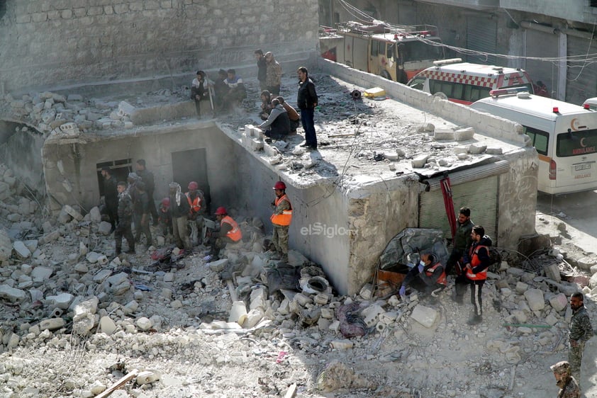 Un total de 18 personas, entre ellas nueve niños, murieron hoy tras derrumbarse un edificio de cinco plantas en el que vivían unas siete familias en la provincia de Alepo, en el noroeste de Siria, informaron diversas fuentes.