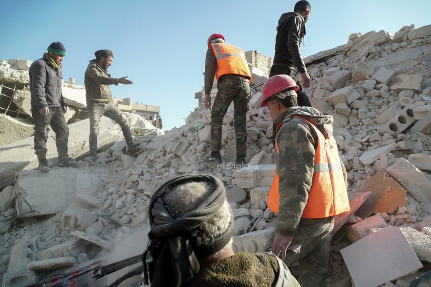 Un total de 18 personas, entre ellas nueve niños, murieron hoy tras derrumbarse un edificio de cinco plantas en el que vivían unas siete familias en la provincia de Alepo, en el noroeste de Siria, informaron diversas fuentes.