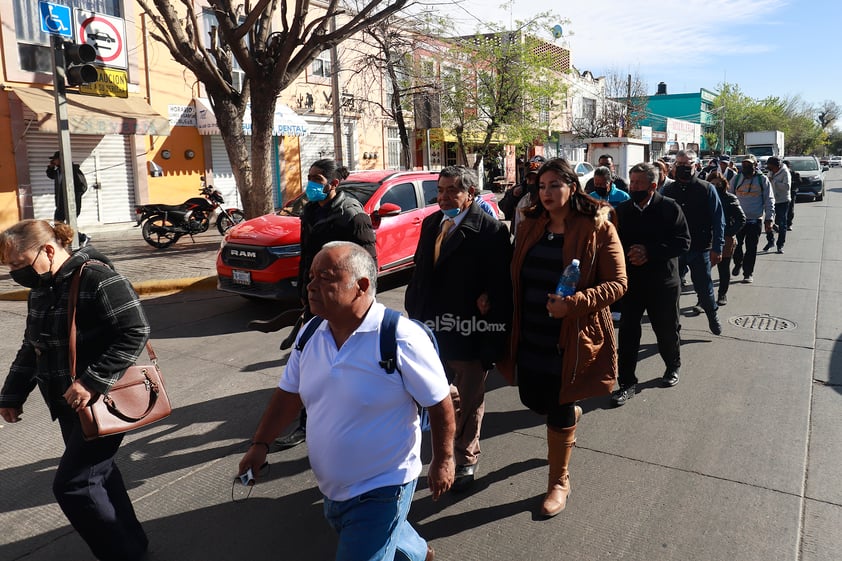 A pesar de que ha disminuido la clientela después de la pandemia, los boleros se mantienen a flote y ahora que están cumpliendo 73 años buscan lograr abrir el 40 por ciento de las bolerías que permanecen cerradas.