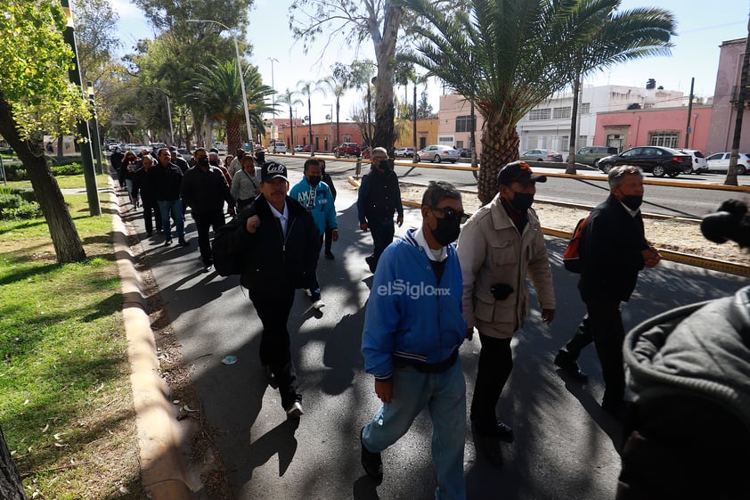 A pesar de que ha disminuido la clientela después de la pandemia, los boleros se mantienen a flote y ahora que están cumpliendo 73 años buscan lograr abrir el 40 por ciento de las bolerías que permanecen cerradas.