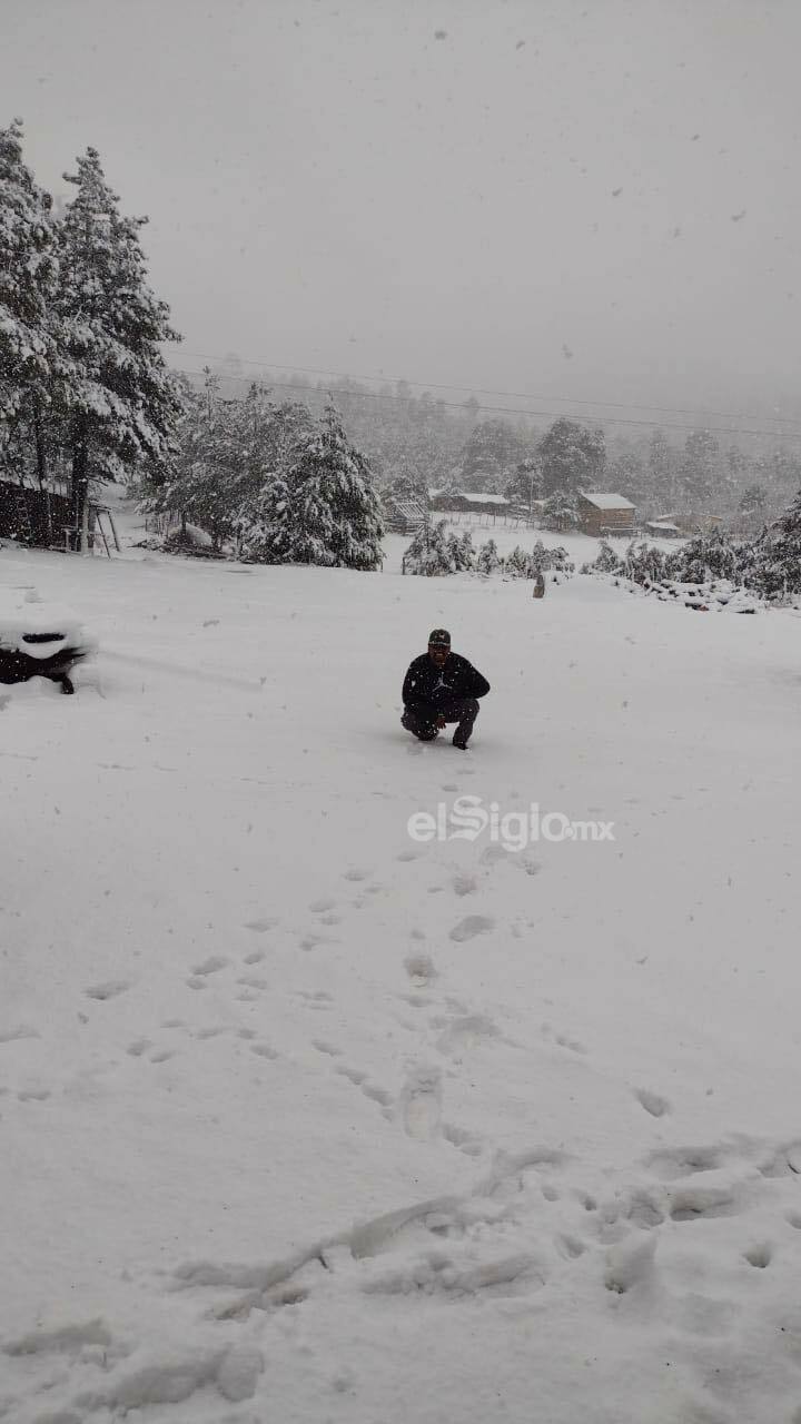 Este miércoles cerca de las 14:00 horas se reportó la caída de nieve en La Rosilla, localidad de Guanaceví, Durango.