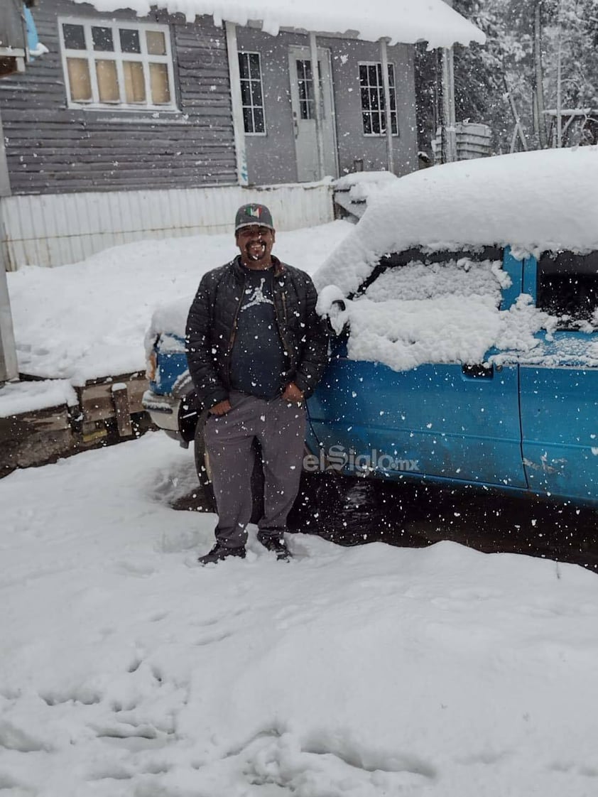 Este miércoles cerca de las 14:00 horas se reportó la caída de nieve en La Rosilla, localidad de Guanaceví, Durango.