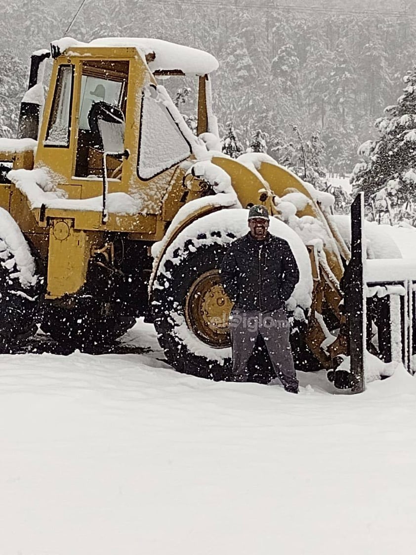 Este miércoles cerca de las 14:00 horas se reportó la caída de nieve en La Rosilla, localidad de Guanaceví, Durango.