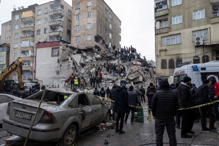 Al menos 1,651 personas han muerto y otras 11 mil 119 han resultado heridas en Turquía.