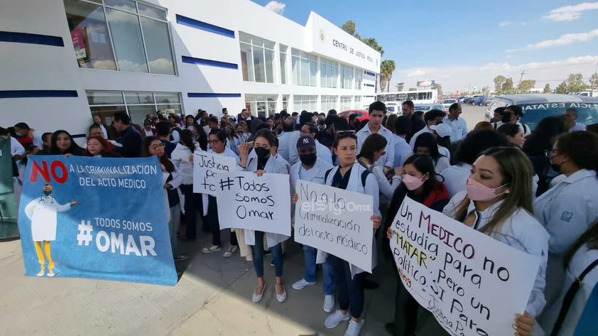 Este domingo comenzaron las audiencias de los tres detenidos por los casos de meningitis en Durango, Joaquín 'N' y Guadalupe 'N' ya fueron vinculados a proceso, mientras que la situación de Omar 'N' está por determinarse.