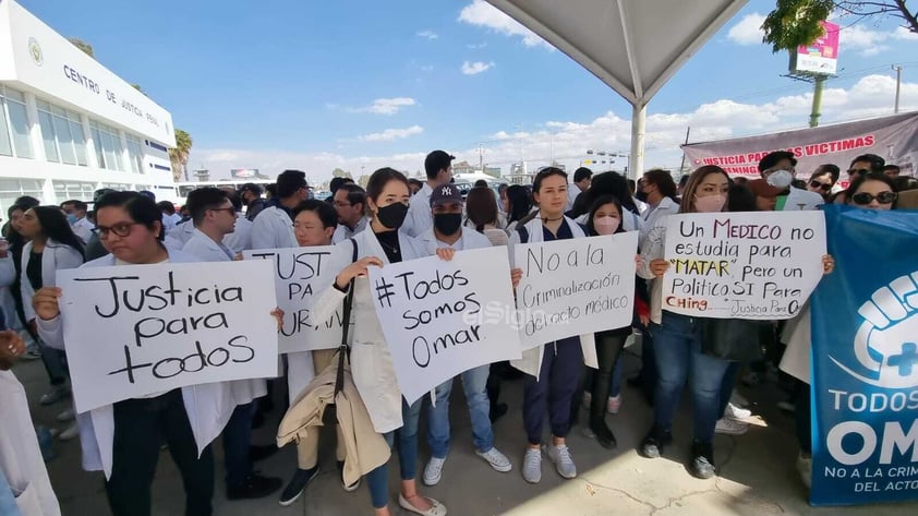 Este domingo comenzaron las audiencias de los tres detenidos por los casos de meningitis en Durango, Joaquín 'N' y Guadalupe 'N' ya fueron vinculados a proceso, mientras que la situación de Omar 'N' está por determinarse.