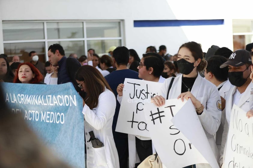 Este domingo comenzaron las audiencias de los tres detenidos por los casos de meningitis en Durango, Joaquín 'N' y Guadalupe 'N' ya fueron vinculados a proceso, mientras que la situación de Omar 'N' está por determinarse.