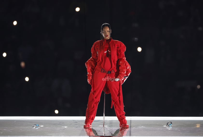 Rihanna puso pausa al juego entre Kansas City Chiefs y Philadelphia Eagles en la edición LVII del Super Bowl, para ofrecer un espectáculo musical como es costumbre en el Medio Tiempo.