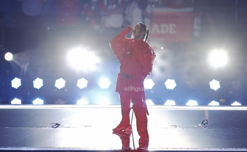 Rihanna puso pausa al juego entre Kansas City Chiefs y Philadelphia Eagles en la edición LVII del Super Bowl, para ofrecer un espectáculo musical como es costumbre en el Medio Tiempo.