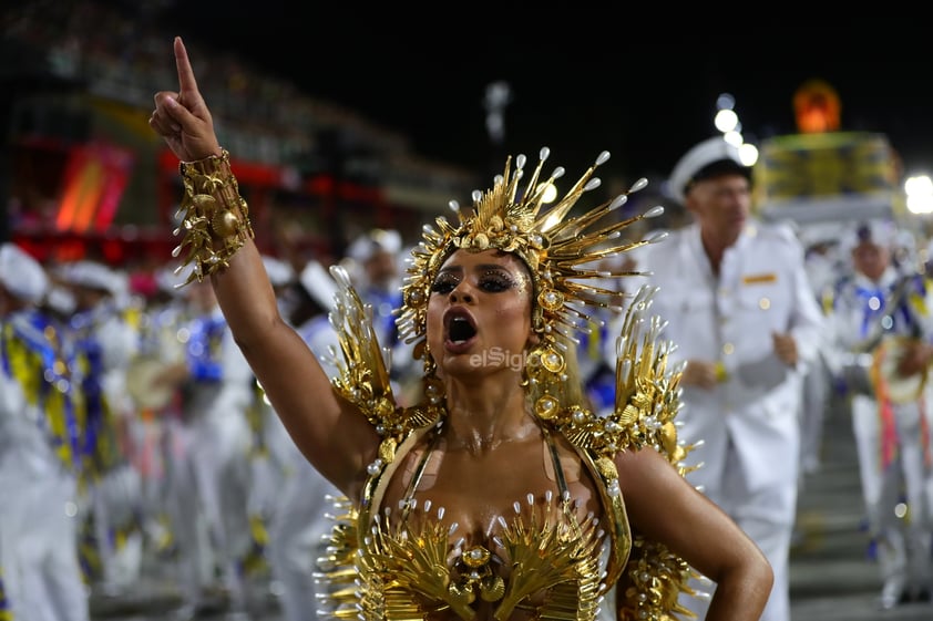 Escuelas de samba desfilan en el imponente sambódromo del carnaval de Río de Janeiro