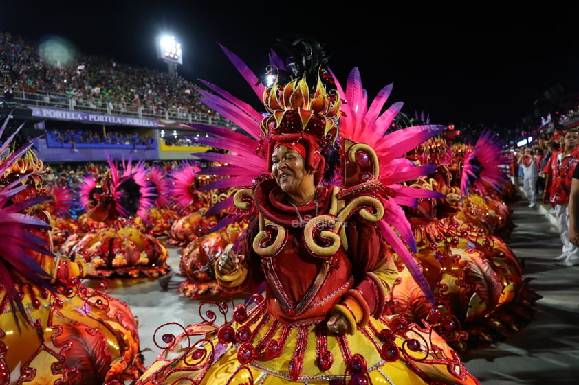 Escuelas de samba desfilan en el imponente sambódromo del carnaval de Río de Janeiro