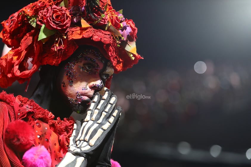 Escuelas de samba desfilan en el imponente sambódromo del carnaval de Río de Janeiro