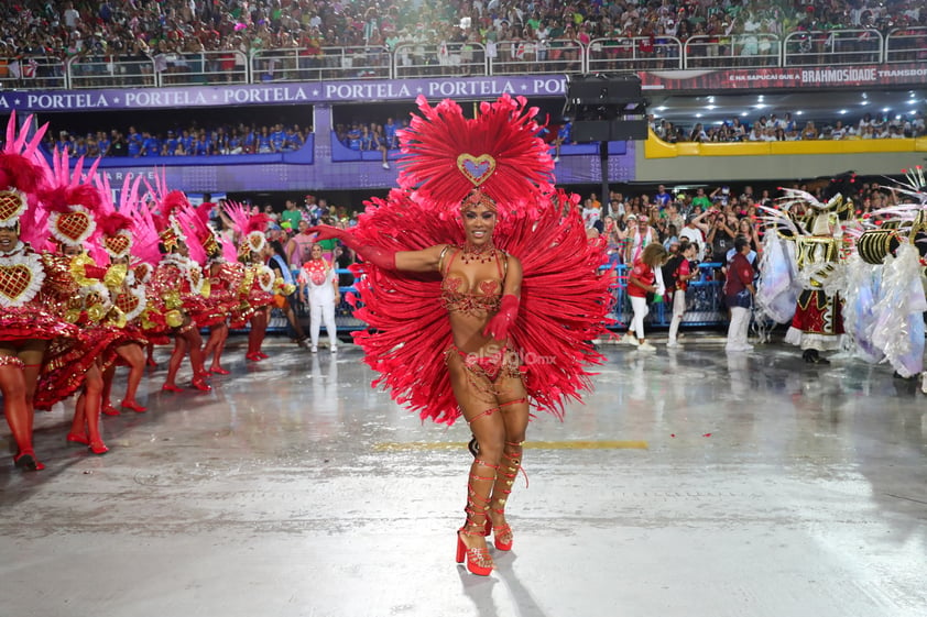 Escuelas de samba desfilan en el imponente sambódromo del carnaval de Río de Janeiro