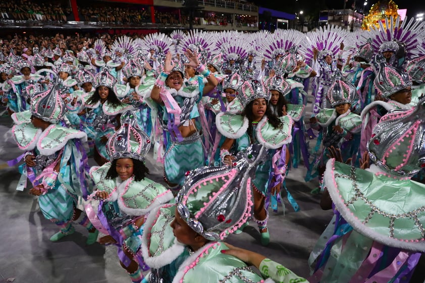 Escuelas de samba desfilan en el imponente sambódromo del carnaval de Río de Janeiro