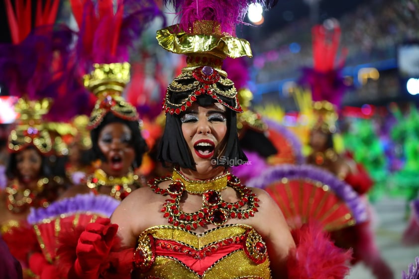 Escuelas de samba desfilan en el imponente sambódromo del carnaval de Río de Janeiro