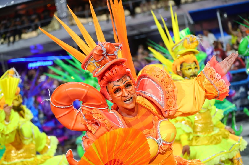 Escuelas de samba desfilan en el imponente sambódromo del carnaval de Río de Janeiro