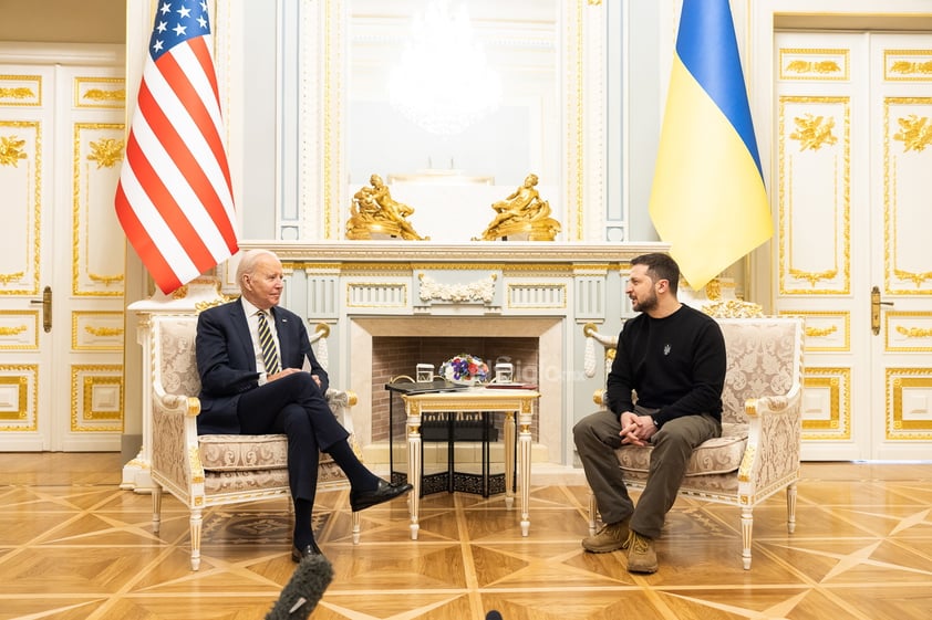 Kyiv (Ukraine), 20/02/2023.- A handout photo made available by the Ukrainian Presidential Press Service on 20 February 2023 shows Ukrainian President Volodymyr Zelensky (R) and US President Joe Biden during a meeting in Kyiv (Kiev), Ukraine, amid Russia's invasion. The White House announced on 20 February, that US President Biden met with Ukrainian President Zelensky and his team to extended discussions on US support for Ukraine. (Rusia, Ucrania, Estados Unidos) EFE/EPA/UKRAINIAN PRESIDENTIAL PRESS SERVICE HANDOUT -- MANDATORY CREDIT: UKRAINIAN PRESIDENTIAL PRESS SERVICE -- HANDOUT EDITORIAL USE ONLY/NO SALES