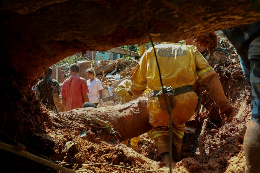 Elevan a 44 el número de víctimas por tormentas mortales en Brasil