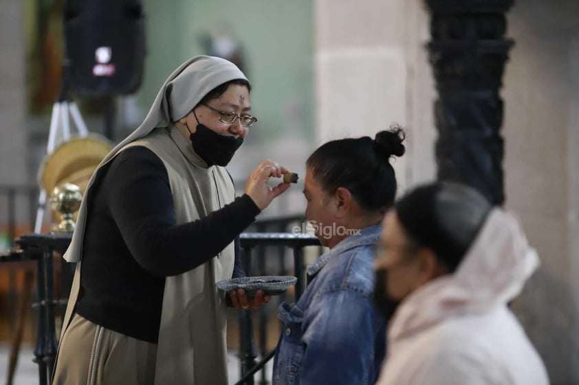 Duranguenses acuden a Catedral a tomar ceniza