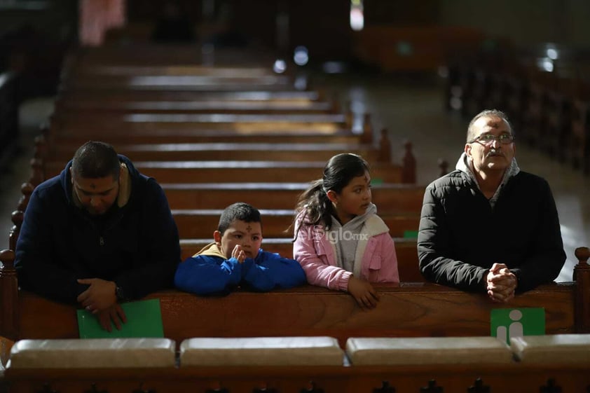 Duranguenses acuden a Catedral a tomar ceniza