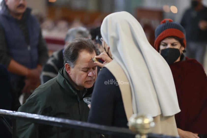 Duranguenses acuden a Catedral a tomar ceniza