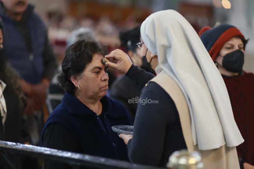 Duranguenses acuden a Catedral a tomar ceniza