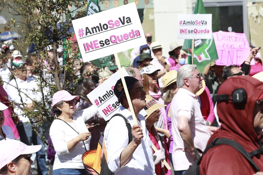 Duranguenses se concentraron en la Plaza Fundadores para dar inicio a la Marcha por el INE.