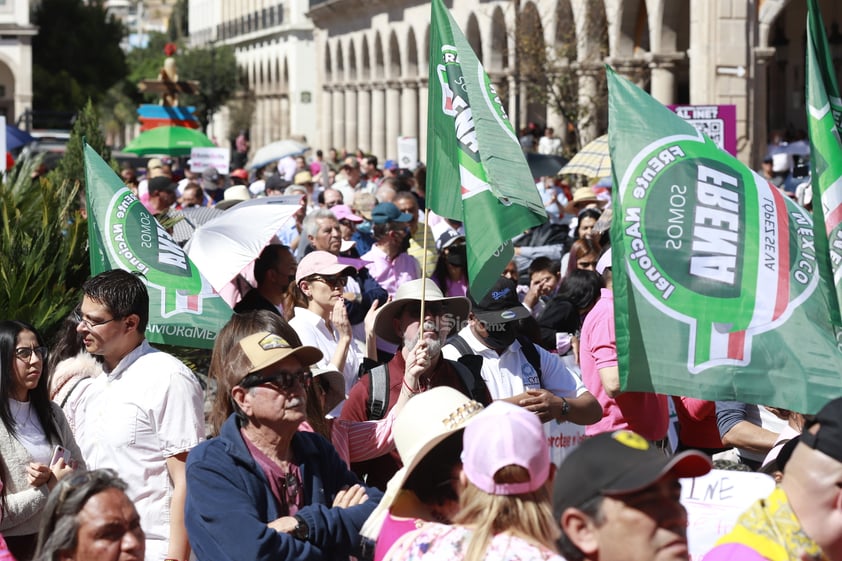 Duranguenses se concentraron en la Plaza Fundadores para dar inicio a la Marcha por el INE.