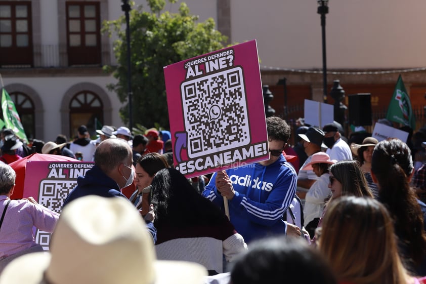 Duranguenses se concentraron en la Plaza Fundadores para dar inicio a la Marcha por el INE.