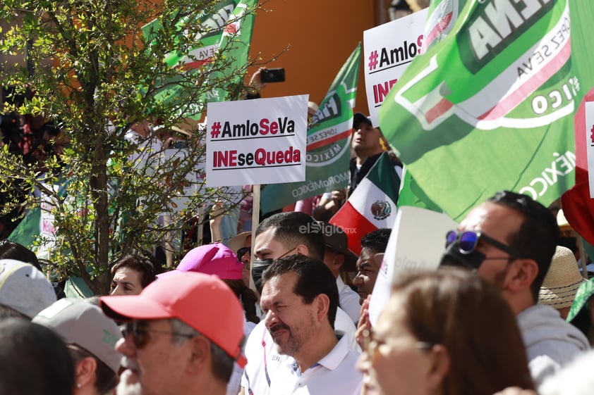 Duranguenses se concentraron en la Plaza Fundadores para dar inicio a la Marcha por el INE.