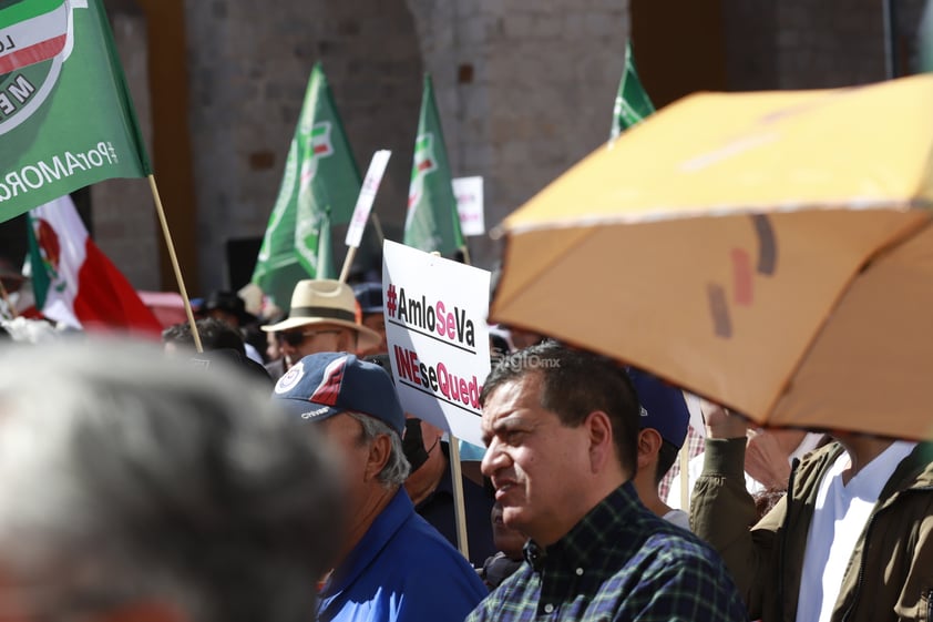 Duranguenses se concentraron en la Plaza Fundadores para dar inicio a la Marcha por el INE.