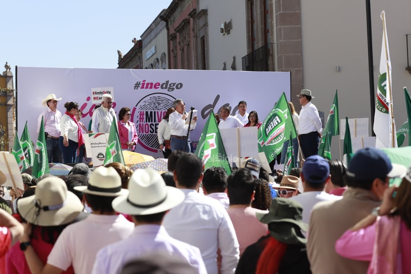 Duranguenses se concentraron en la Plaza Fundadores para dar inicio a la Marcha por el INE.