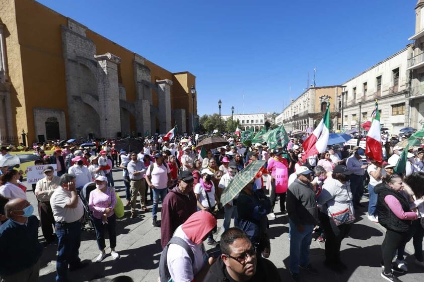 Duranguenses se concentraron en la Plaza Fundadores para dar inicio a la Marcha por el INE.