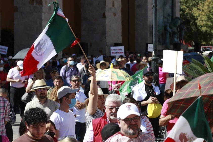 Duranguenses se concentraron en la Plaza Fundadores para dar inicio a la Marcha por el INE.