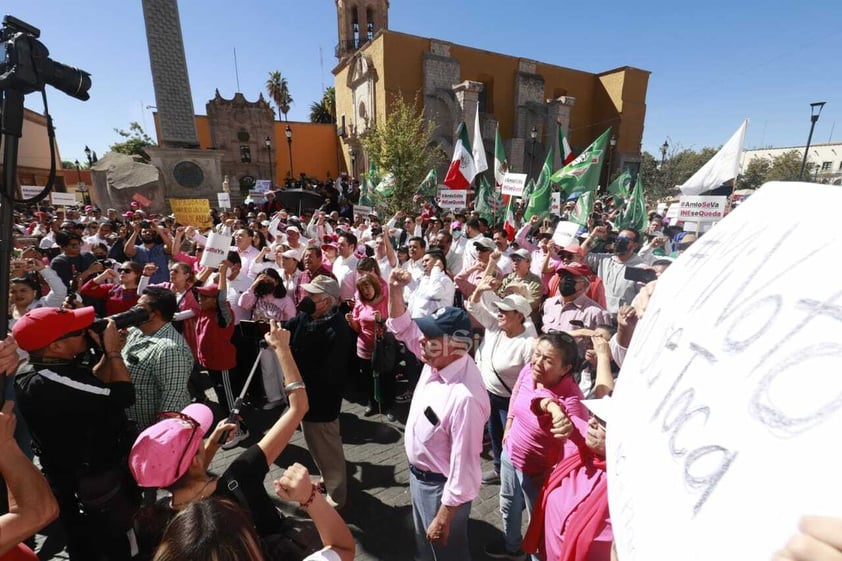 Duranguenses se concentraron en la Plaza Fundadores para dar inicio a la Marcha por el INE.