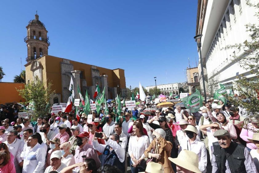 Duranguenses se concentraron en la Plaza Fundadores para dar inicio a la Marcha por el INE.