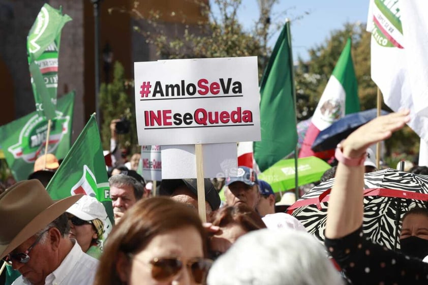 Duranguenses se concentraron en la Plaza Fundadores para dar inicio a la Marcha por el INE.