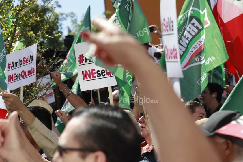 Duranguenses se concentraron en la Plaza Fundadores para dar inicio a la Marcha por el INE.