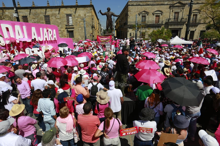 Miles de personas que se manifiestan en la explanada de la Plaza Liberación, en defensa del Instituto Nacional Electoral (INE) y contra la reforma electoral que impulsa el presidente del país, Andrés Manuel López Obrador, hoy en Guadalajara.