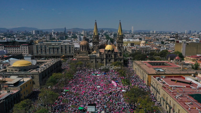 Miles de personas que se manifiestan en la explanada de la Plaza Liberación, en defensa del Instituto Nacional Electoral (INE) y contra la reforma electoral que impulsa el presidente del país, Andrés Manuel López Obrador, hoy en Guadalajara.