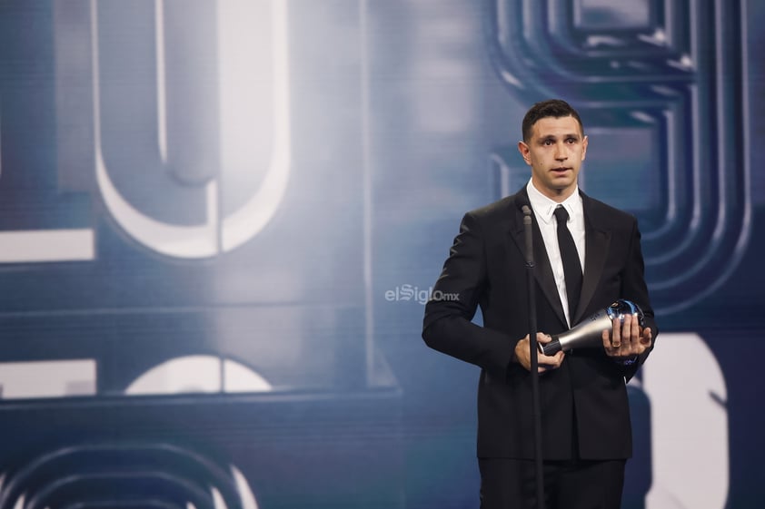 El argentino Lionel Messi y la española Alexia Putellas fueron elegidos este lunes mejores jugadores del año en la gala The Best de la FIFA, que premió la victoria en el Mundial de Argentina, que también vio como se coronaban el seleccionador, Lionel Scaloni, el portero Emiliano Martínez y su afición.