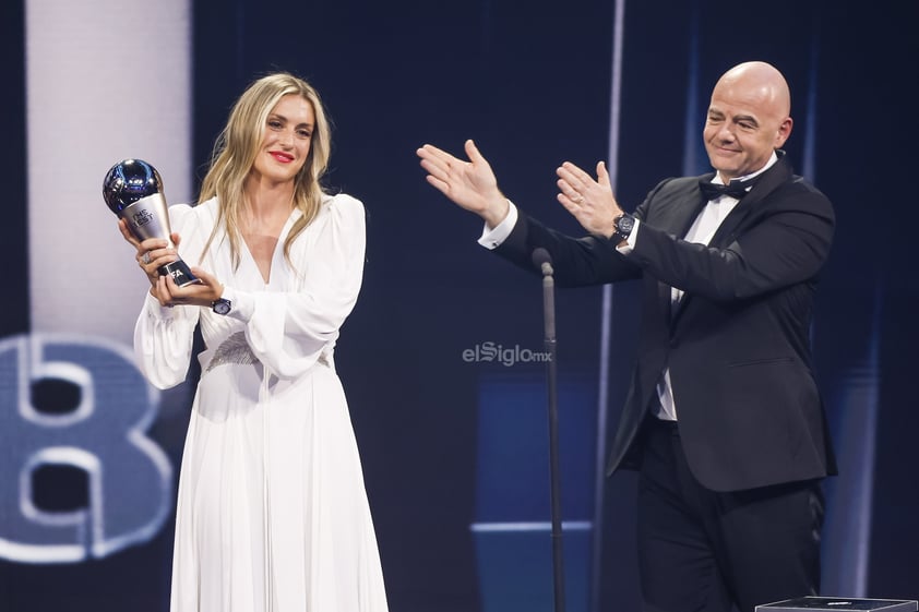 El argentino Lionel Messi y la española Alexia Putellas fueron elegidos este lunes mejores jugadores del año en la gala The Best de la FIFA, que premió la victoria en el Mundial de Argentina, que también vio como se coronaban el seleccionador, Lionel Scaloni, el portero Emiliano Martínez y su afición.