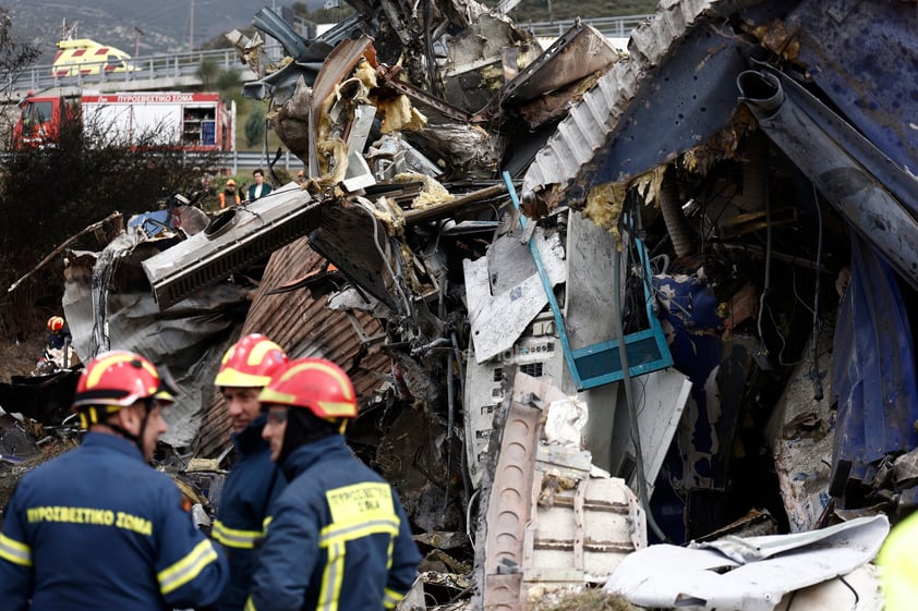 La mayor tragedia ferroviaria en la historia de Grecia -y la peor en Europa en la última década- ha dejado este miércoles al menos 38 muertos y ha abierto numerosos interrogantes sobre los errores que llevaron al choque frontal de dos trenes.