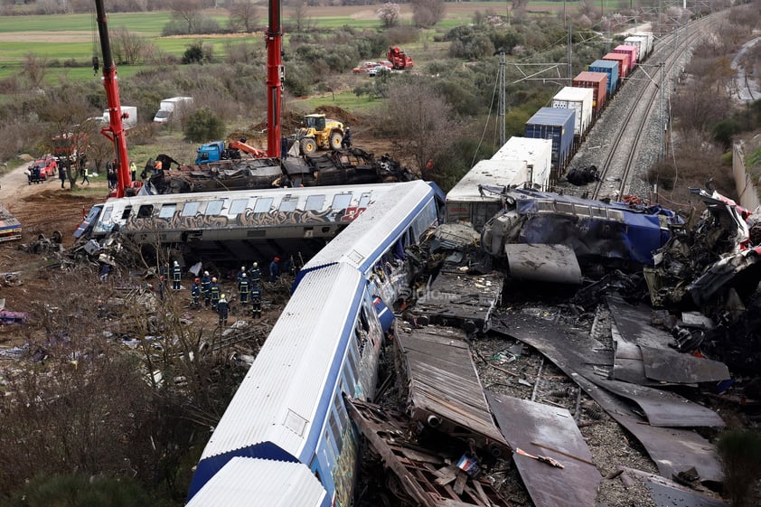 La mayor tragedia ferroviaria en la historia de Grecia -y la peor en Europa en la última década- ha dejado este miércoles al menos 38 muertos y ha abierto numerosos interrogantes sobre los errores que llevaron al choque frontal de dos trenes.