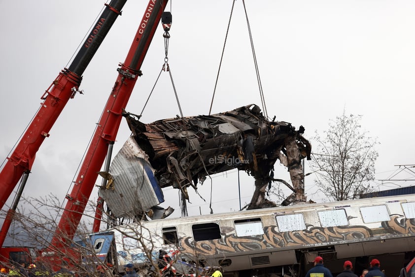 La mayor tragedia ferroviaria en la historia de Grecia -y la peor en Europa en la última década- ha dejado este miércoles al menos 38 muertos y ha abierto numerosos interrogantes sobre los errores que llevaron al choque frontal de dos trenes.